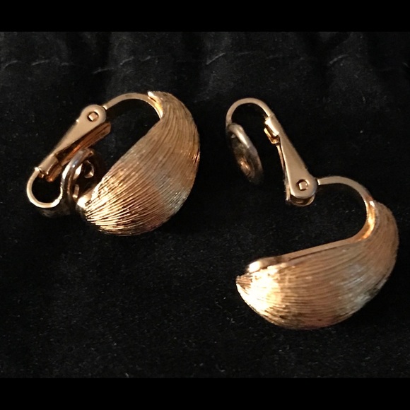 🛍 Vintage Gold Teardrop Clip On Earrings w/bag - Picture 2 of 6